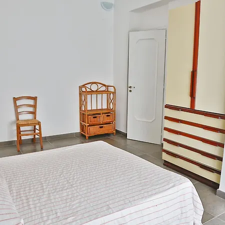 Family House - By Vacation Service Чефалу