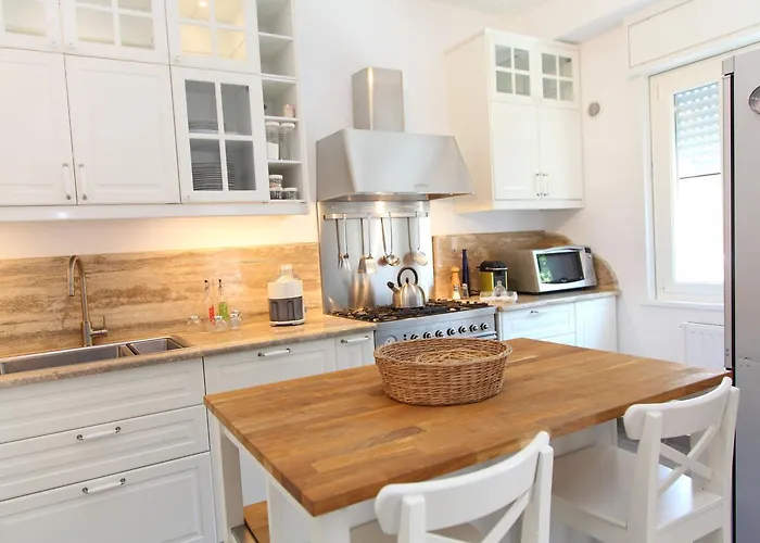 Family House - By Vacation Service Daire Cefalù